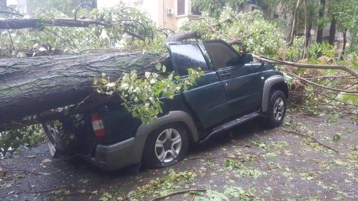 В Затоке сильный ураган смыл набережную
