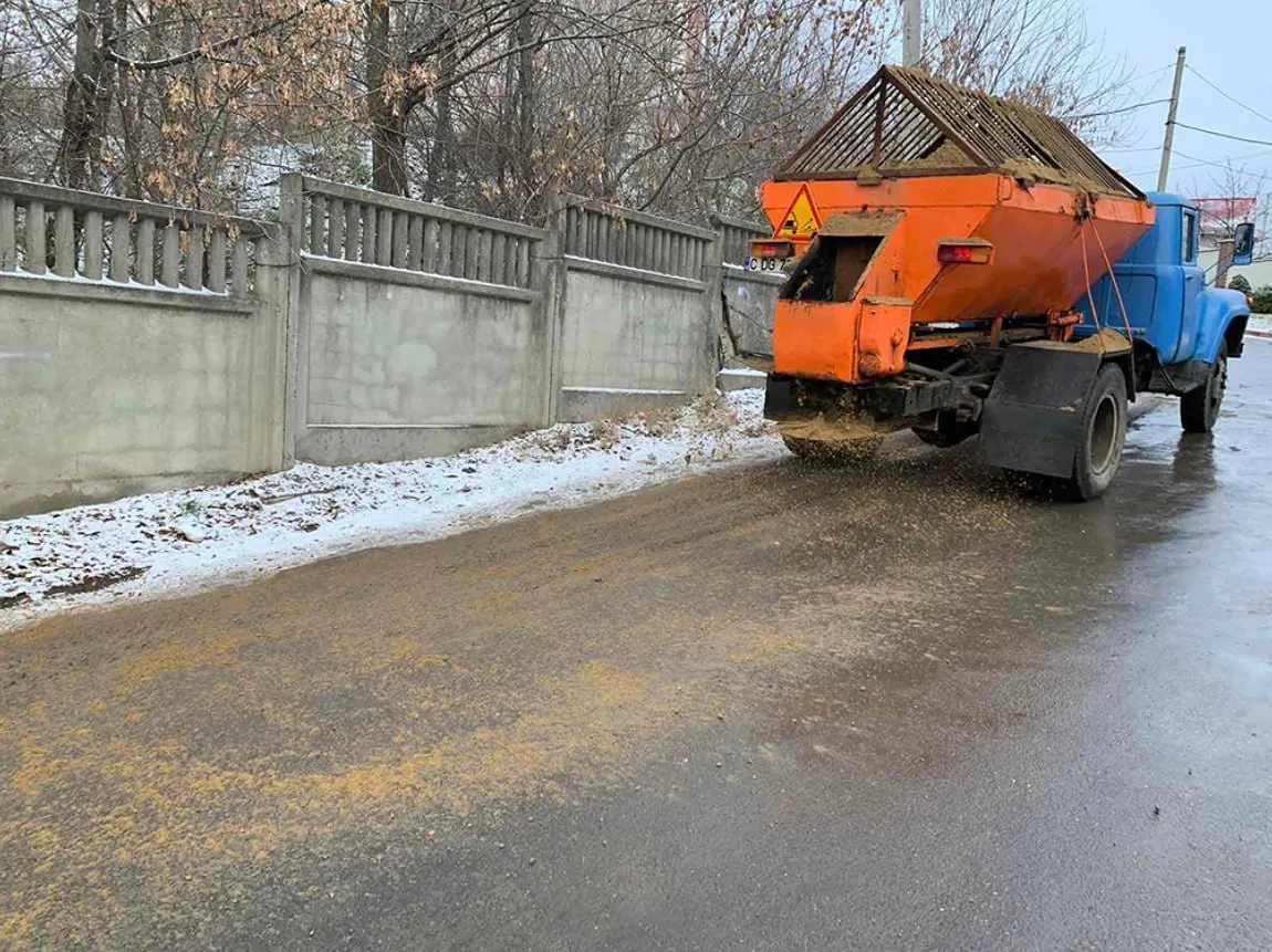 Водители жалуются на скользкие дороги, несмотря на теплую погоду