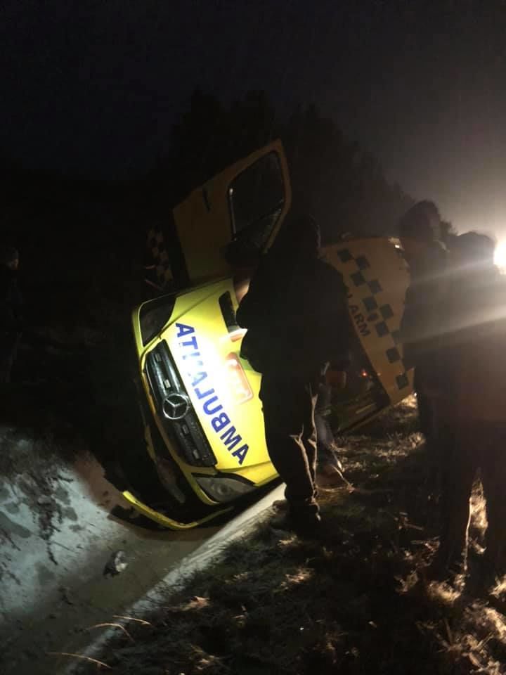 В Бачое перевернулся автомобиль скорой помощи