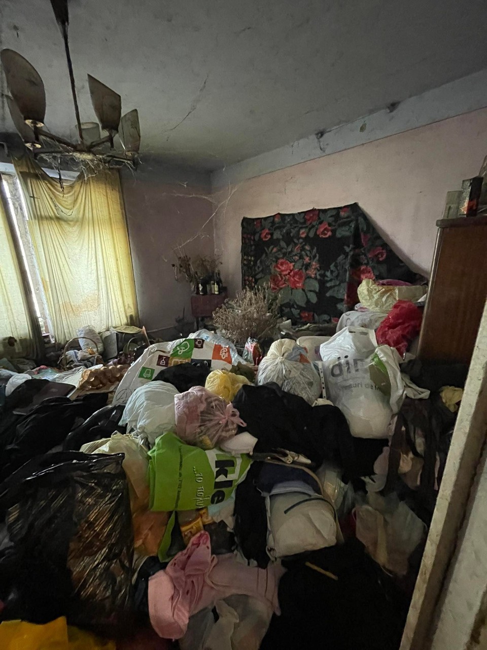 В Кишиневе из квартиры вывезли два прицепа мусора после жалобы соседей