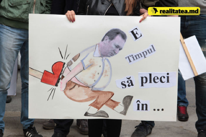 Коммунисты протестовали у конституционного суда с фотографиями членов КС