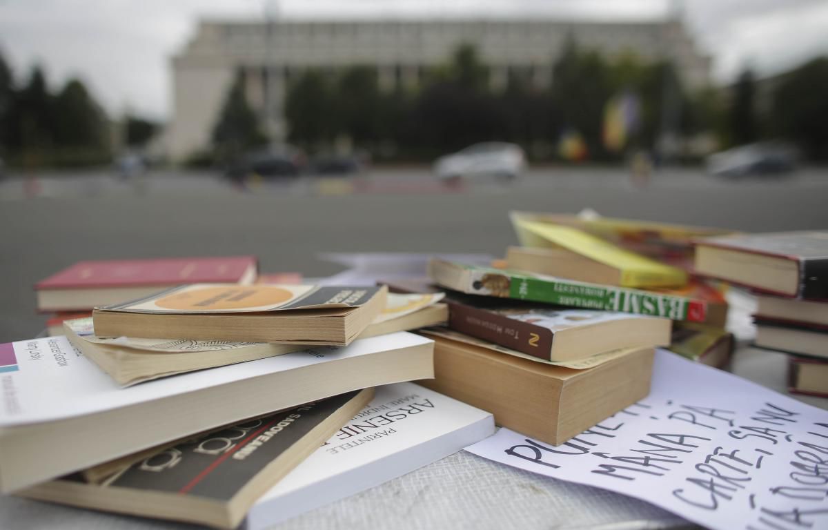 В Румынии требующие отставки министра образования дарят ему книги