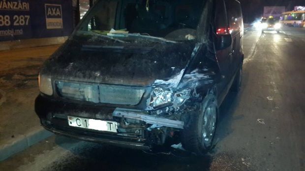 Пьяный водитель Mercedes "развернул" легковушку на 180 градусов