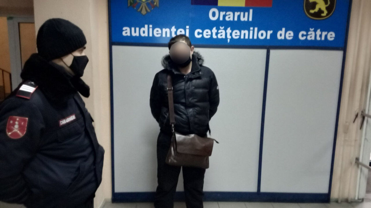 В столице задержали приезжего мужчину с 18 пакетиками с наркотиками