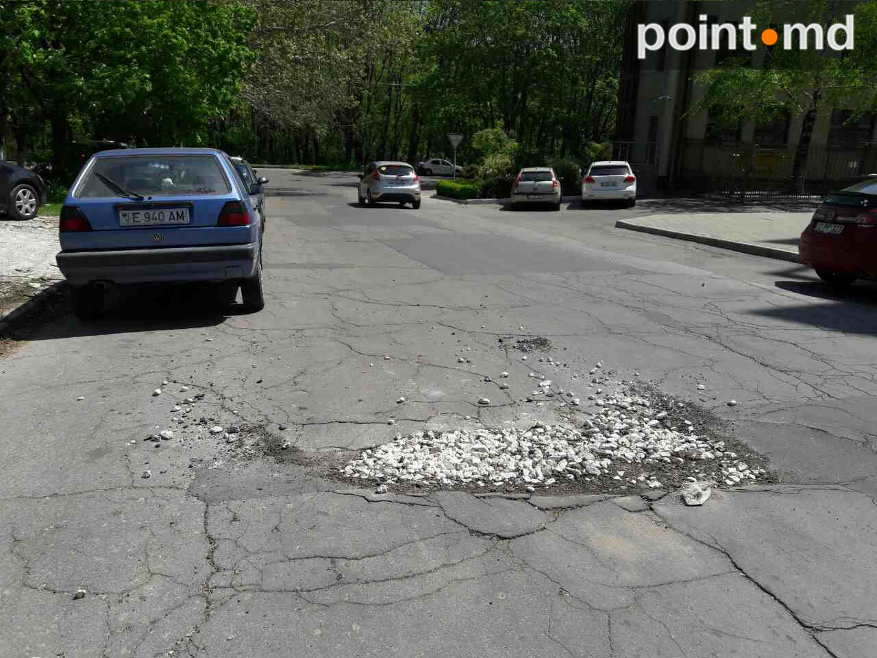 На Рышкановке яму на проезжей части засыпали землей и щебнем