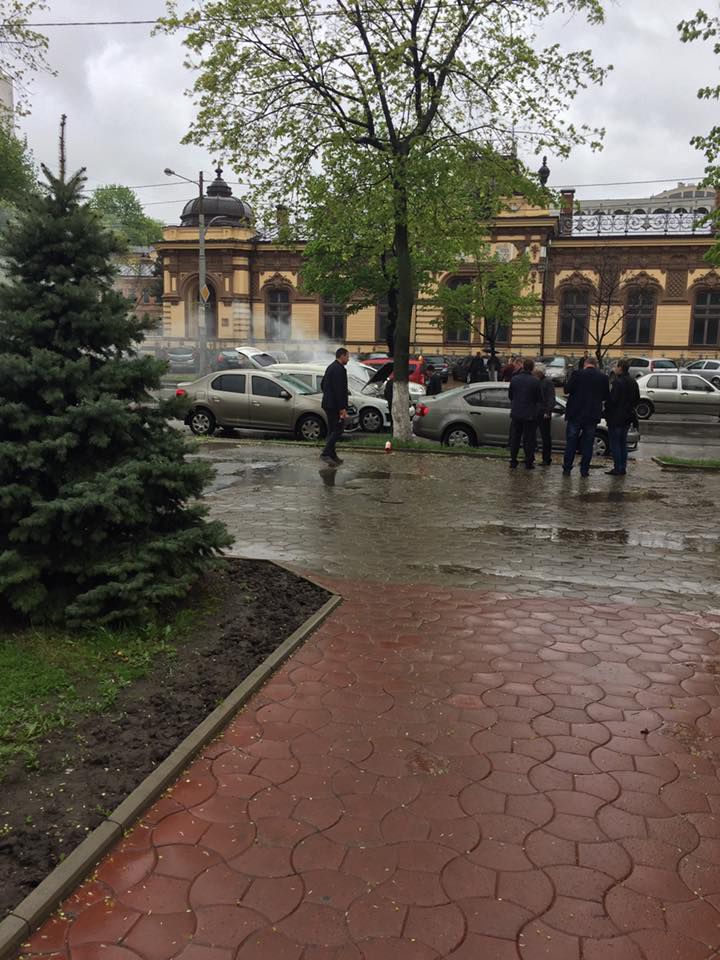 В центре Кишинева на ходу загорелся автомобиль