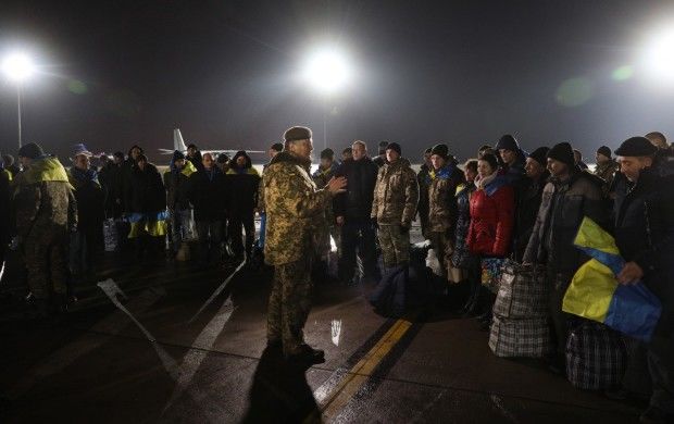 Până la lacrimi: Cum au fost primiți de familie prizonierii din Ucraina