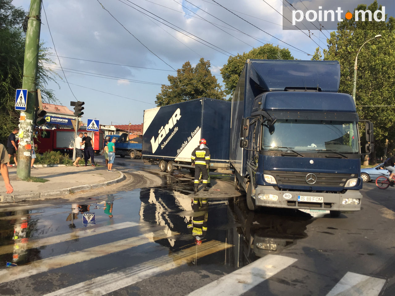 На Каля Ешилор содержимое из бензобака фуры залило дорогу