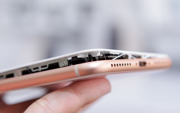 Новый iPhone 8 Plus взорвался во время зарядки