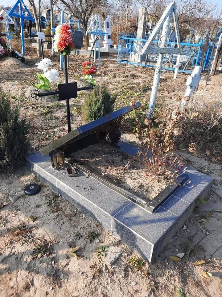 В селе Лэпушна вандалы повредили памятники на кладбище
