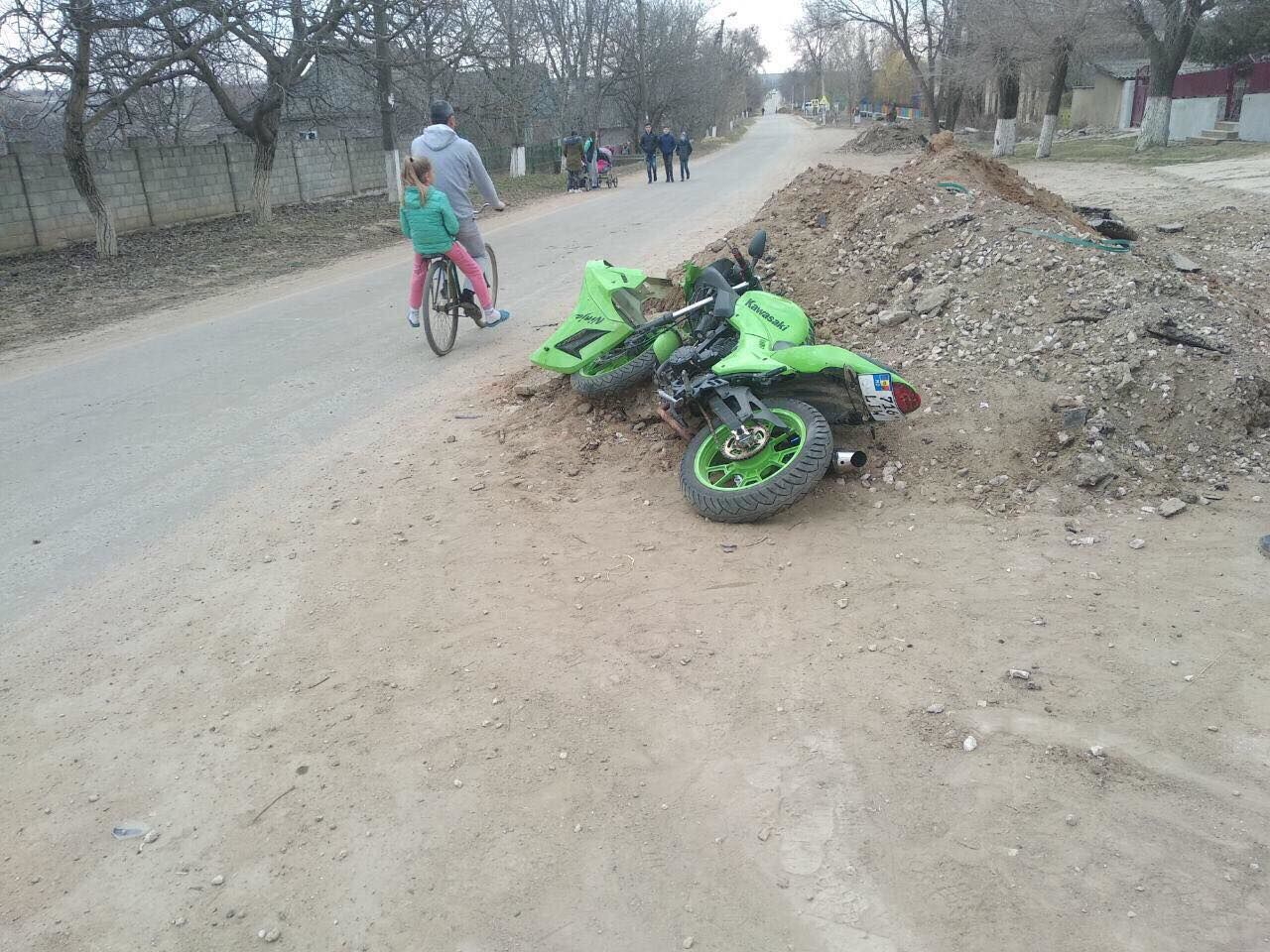 Молодой мотоциклист погиб, врезавшись в кучу гравия