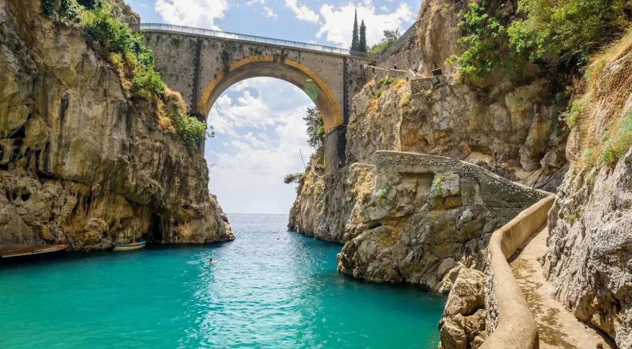 În Italia există un sat ascuns de mulțimea turiștilor care pare să fi rămas încremenit în timp
