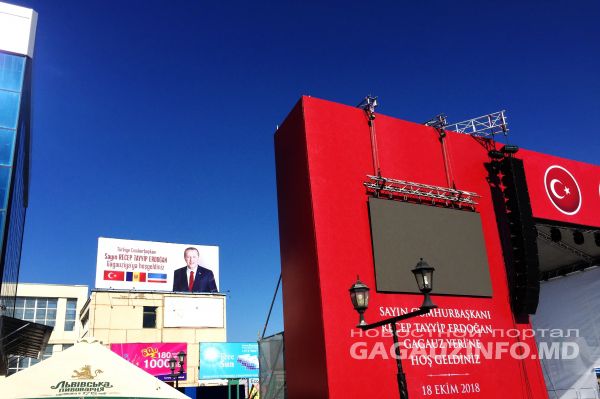 На площади в Комрате установлена сцена, с которой президент Эрдоган обратится к жителям