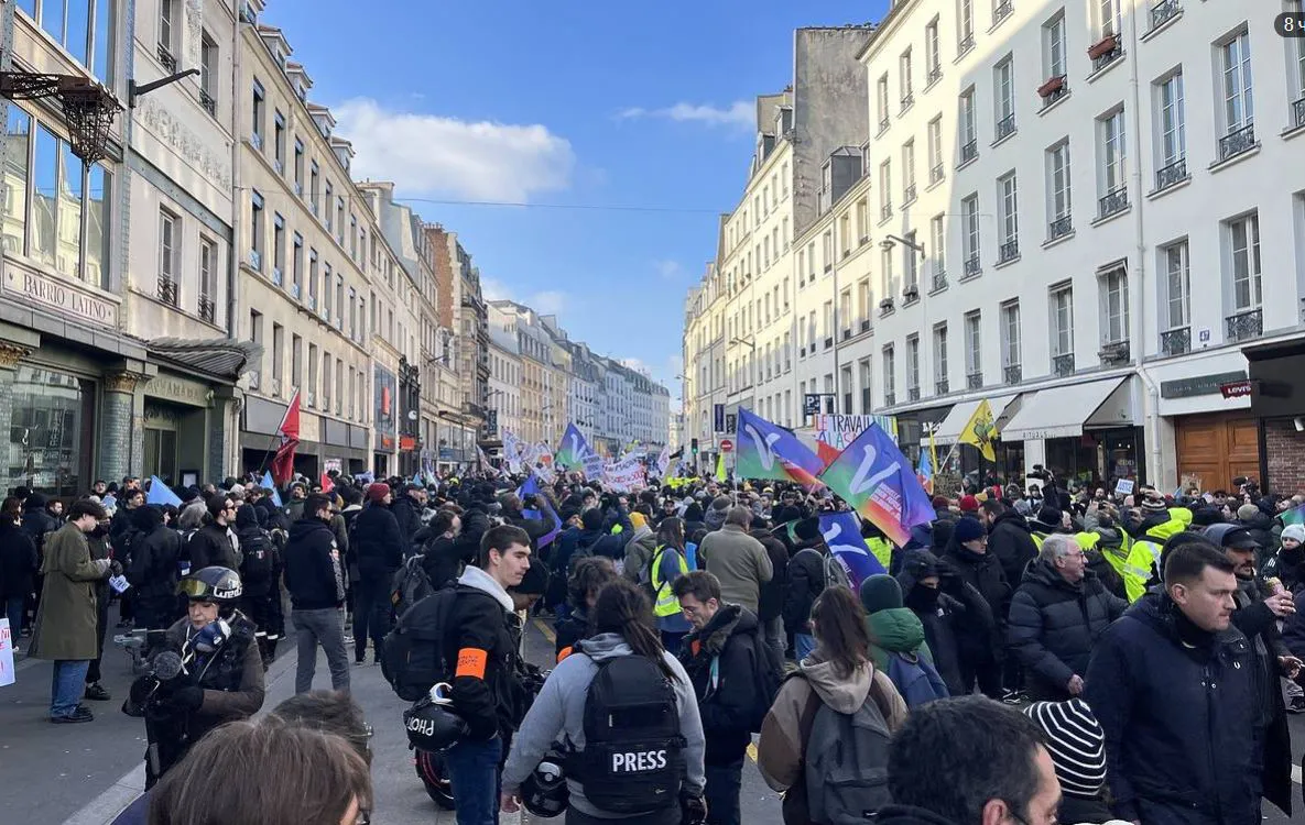 В Париже прошли новые протесты против пенсионной реформы