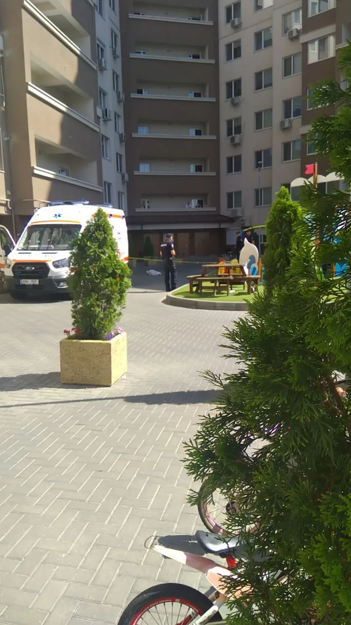 На Буюканах женщина выпала с балкона многоэтажки