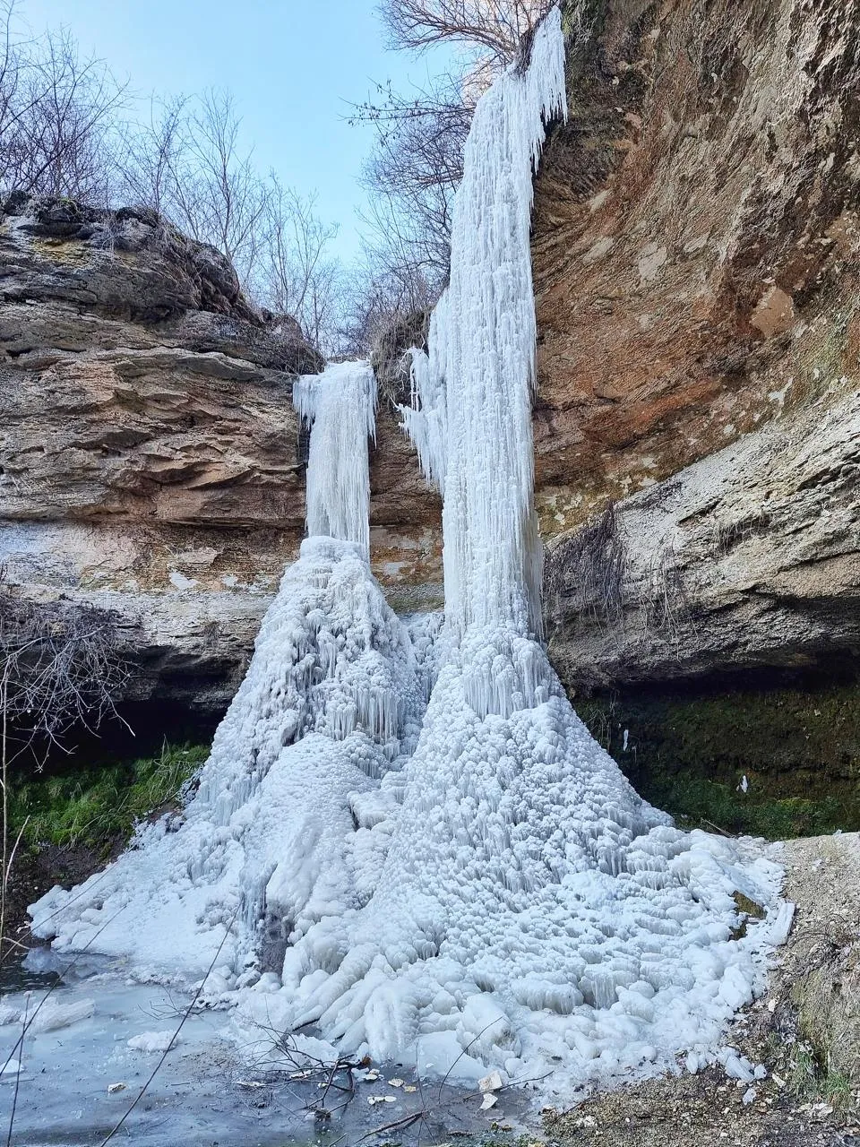 Cascada de la Țîpova a înghețat din cauza vremii reci