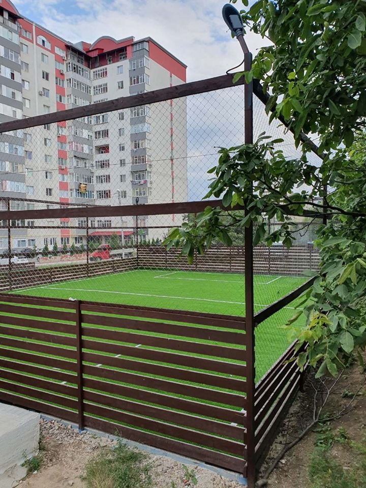 Две игровые площадки на Чеканах готовы к первому футбольному матчу