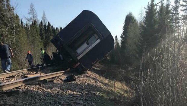 В Канаде пассажирский поезд сошел с рельсов и опрокинулся