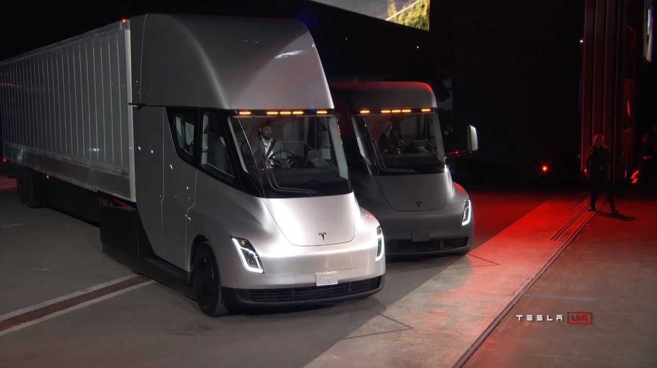 Tesla представила электрическую фуру