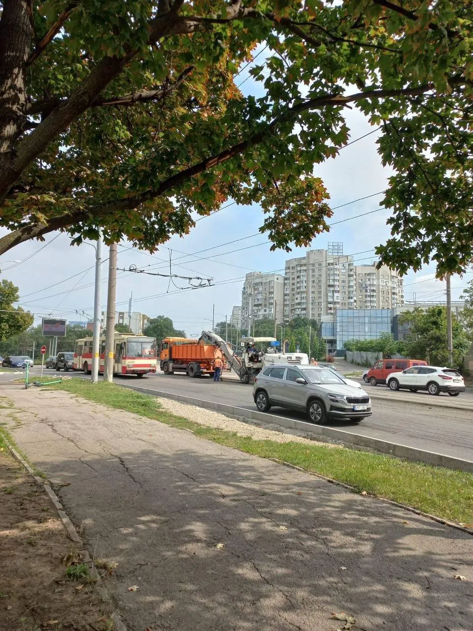 В столице продолжается ремонт тротуаров на бульваре Ренаштерий
