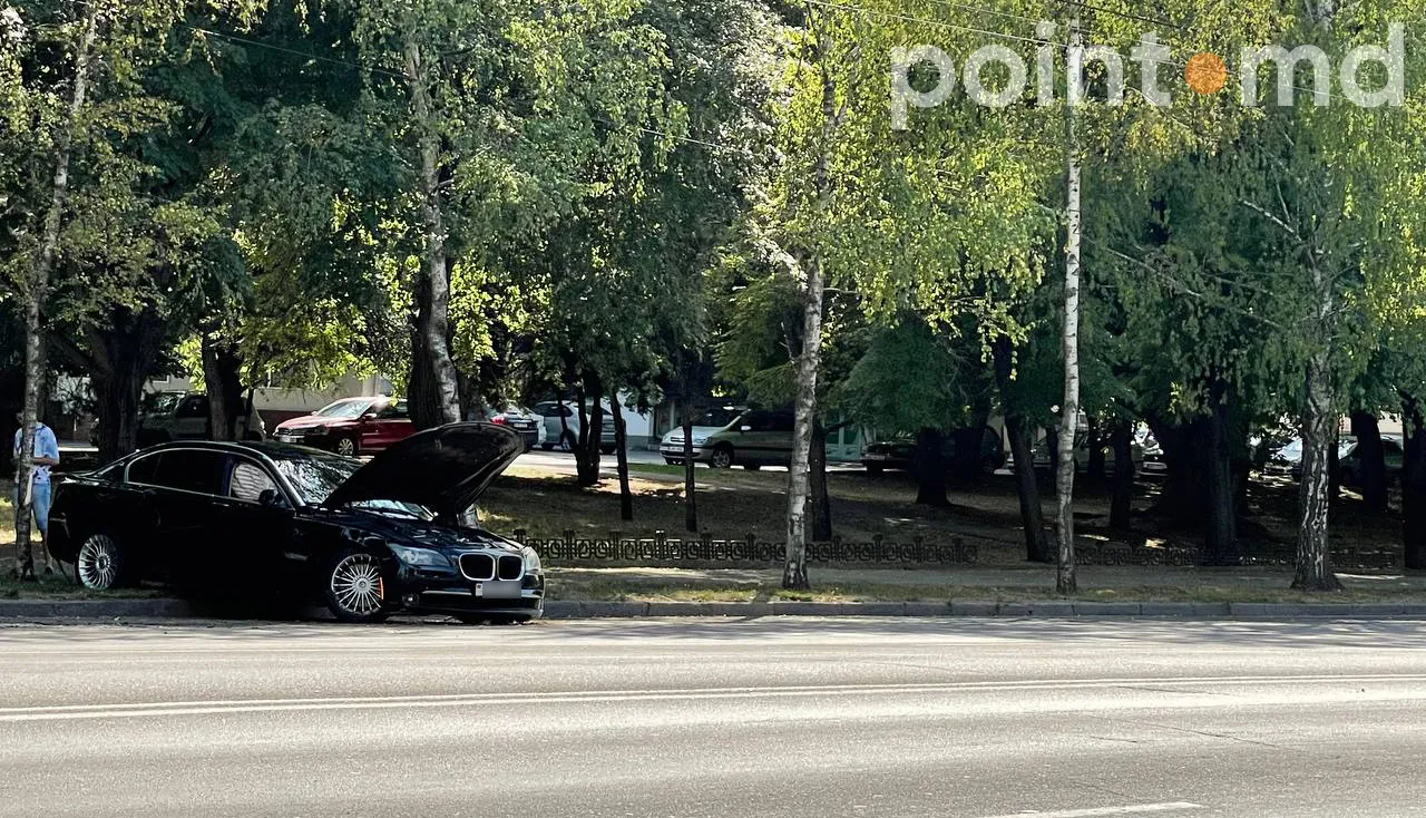 На Скулянке водитель BMW не справился с управлением и врезался в дерево