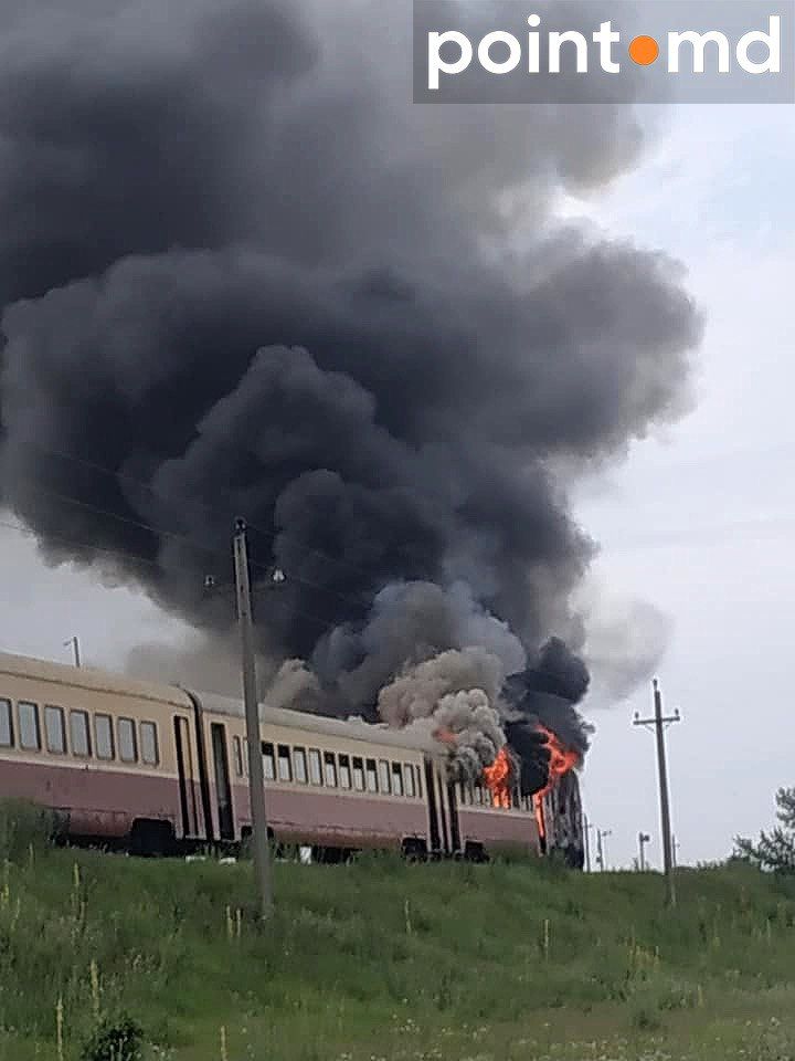 В Сети появились фото горящего пассажирского поезда "Унгены - Бельцы"