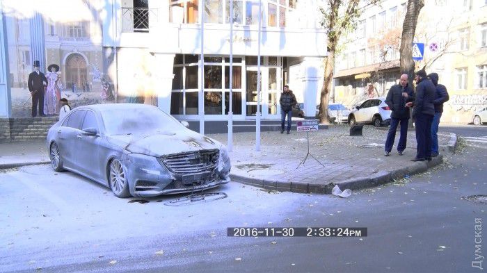 В центре Одессы двое неизвестных сожгли люксовый «Мерседес»