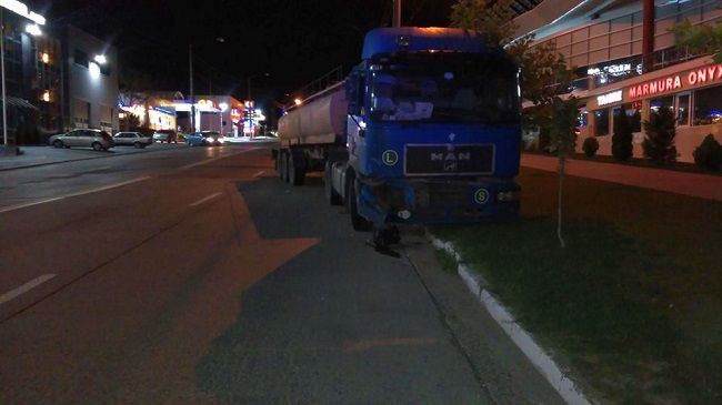 На Чеканах легковой автомобиль столкнулся с автоцистерной, есть пострадавшие