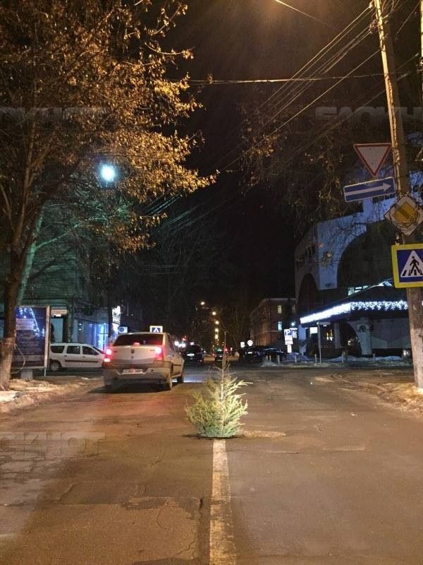 В Кишиневе дорогу «украсили» елкой