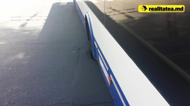 O bucată de asfalt s-a surpat pe str. Pușkin din capitală, un troleibuz nimerind în groapă