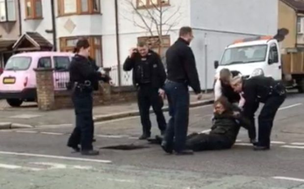 В Британии мужчина провалился в канализацию и блуждал там три дня