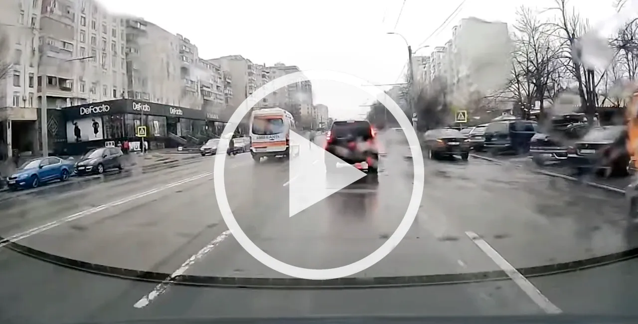 В столице пешеход едва не угодил под колеса машины скорой помощи