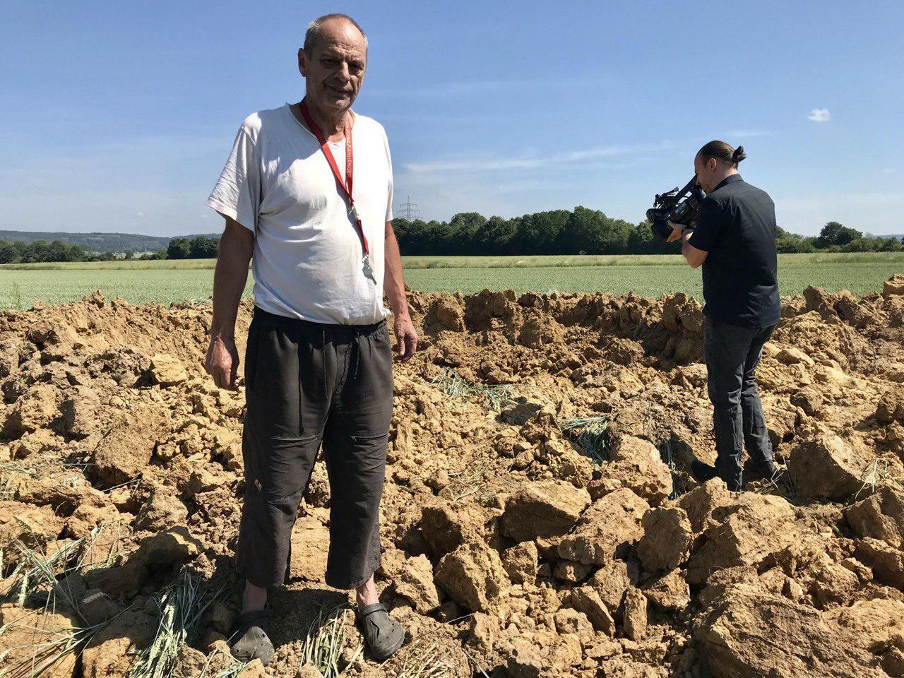 В Германии на сельском поле обнаружили загадочный кратер