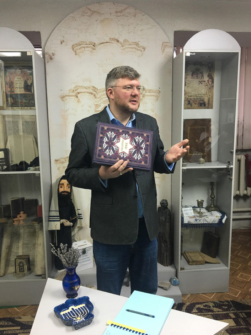 Вслед за Ватиканом книга о горских евреях подарена кишиневской библиотеке