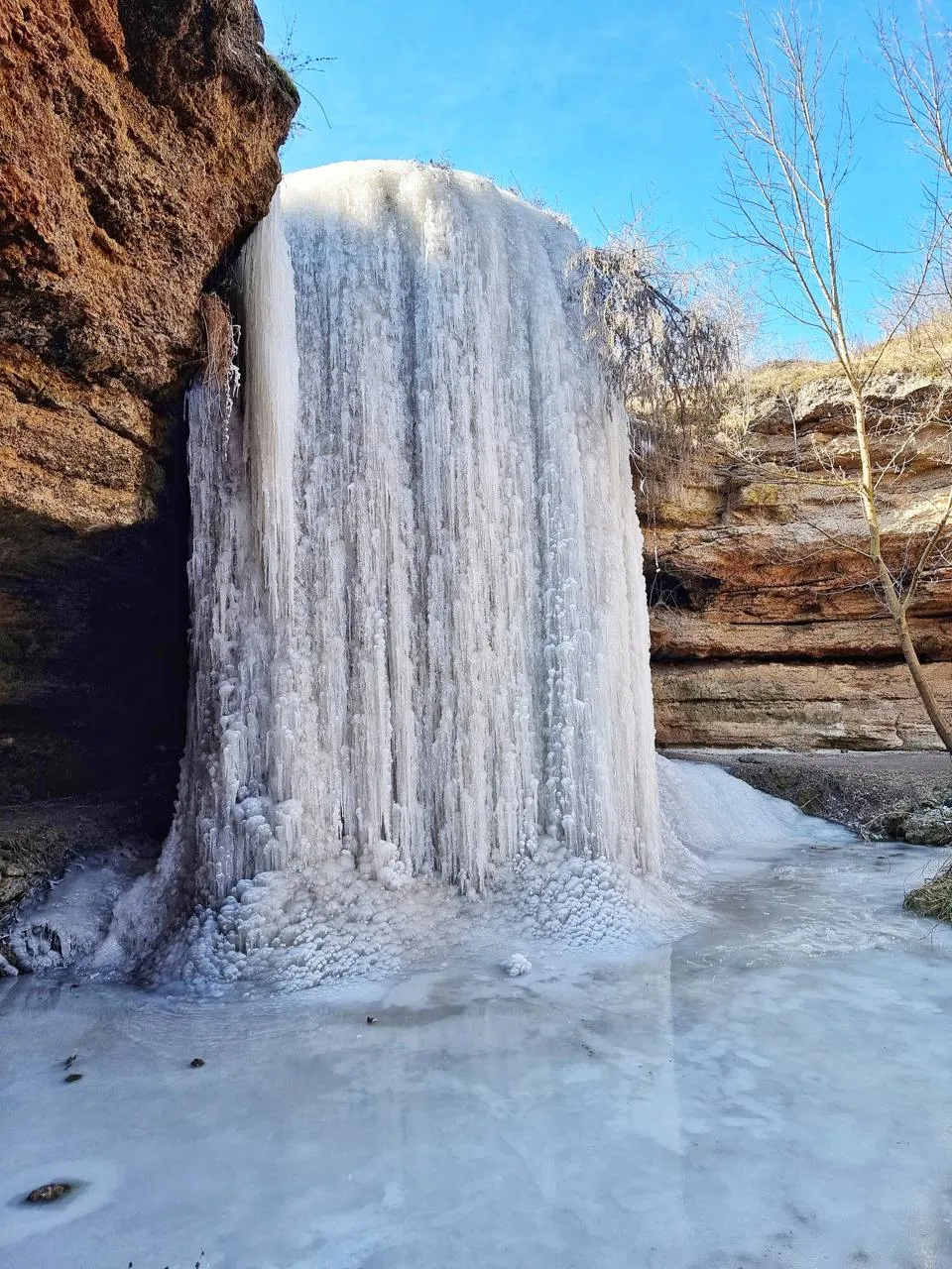 Cascada de la Țîpova a înghețat din cauza vremii reci