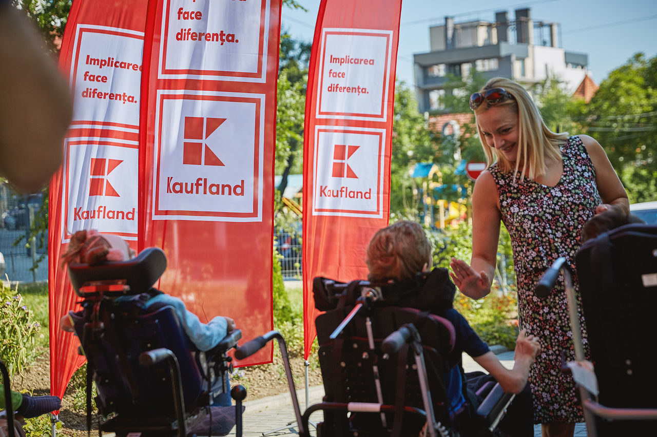 Kaufland подарила детям из Общинного дома Кишинева адаптированный микроавтобус ®