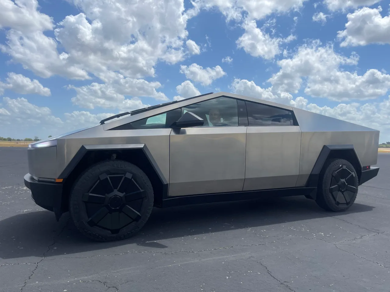 Tesla показала финальный вариант Cybertruck, который ушел в производство