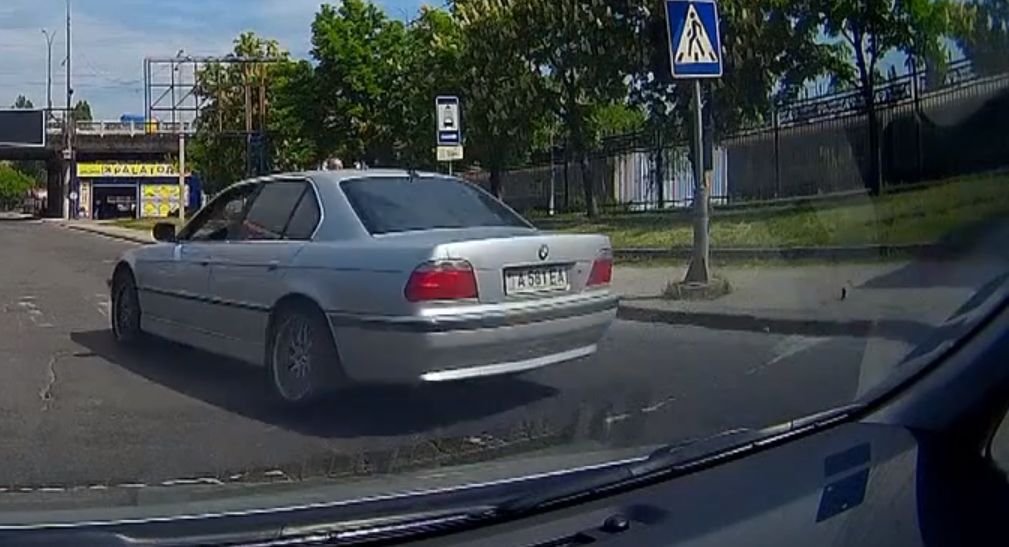 Водитель BMW едва не сбил пешехода на зебре, пролетев на красный