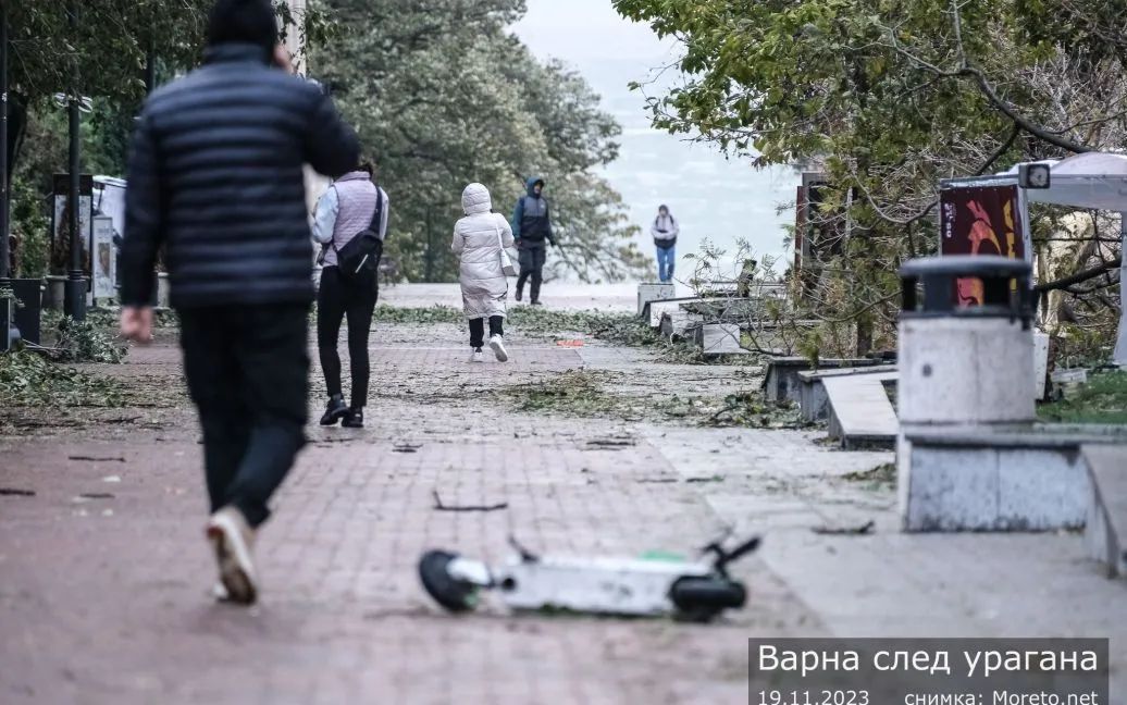 Из-за шторма в Болгарии два человека погибли, десятки тысяч остались без света