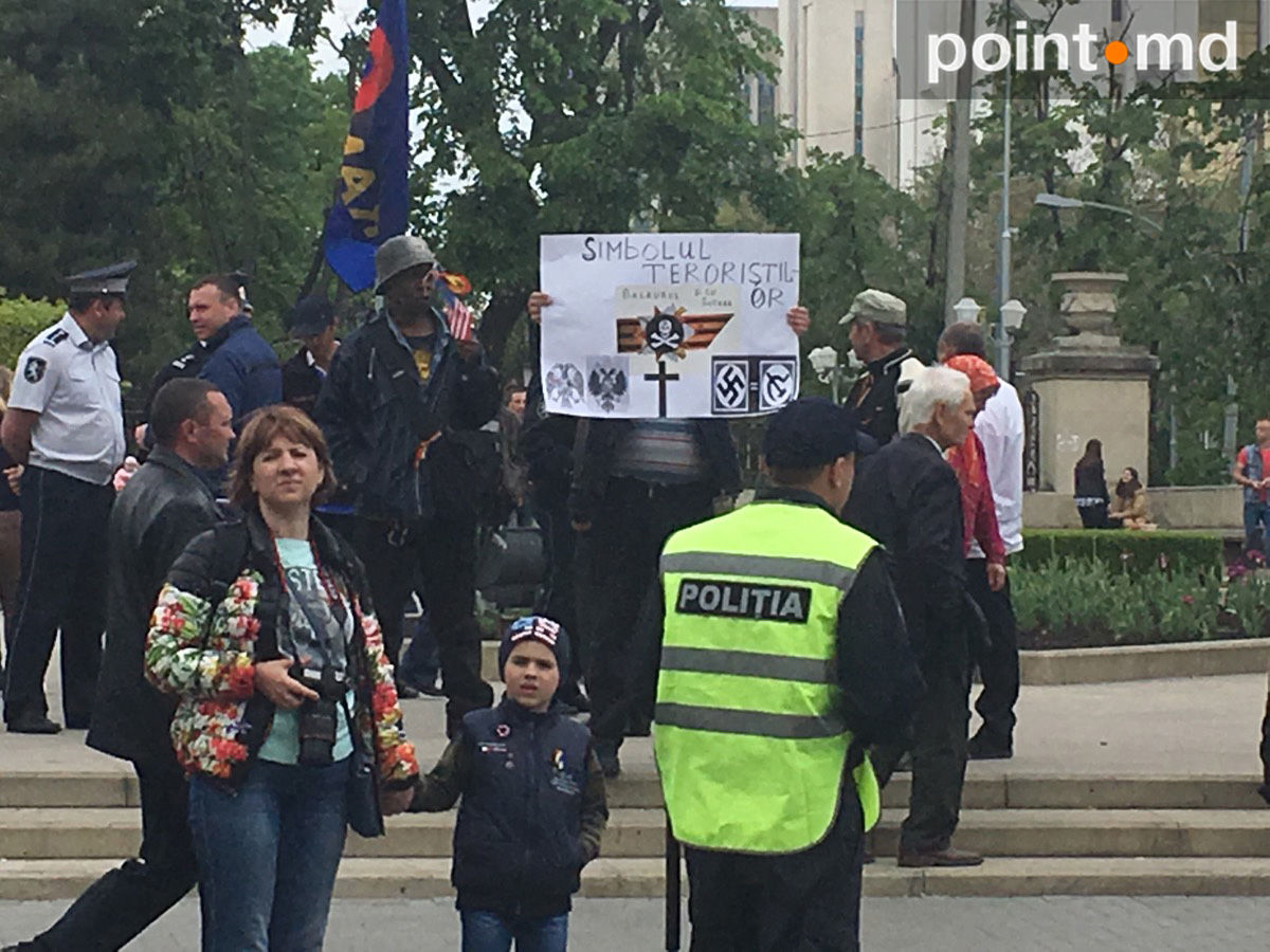 Оноже вышел с плакатом "георгиевская ленточка - символ терроризма"