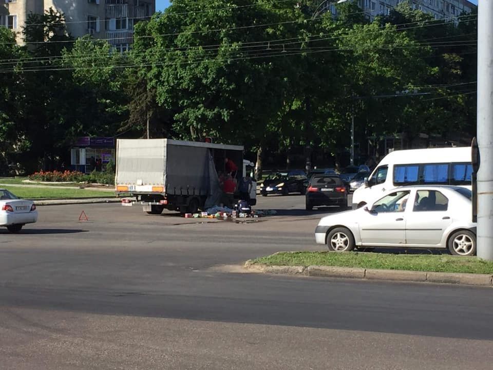 В столичном секторе Ботаника из грузовика на ходу выпали товары