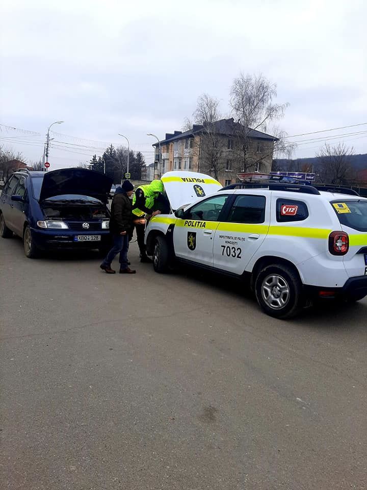 В Хынчештах полиция помогла водителю заглохшей машины устранить проблему