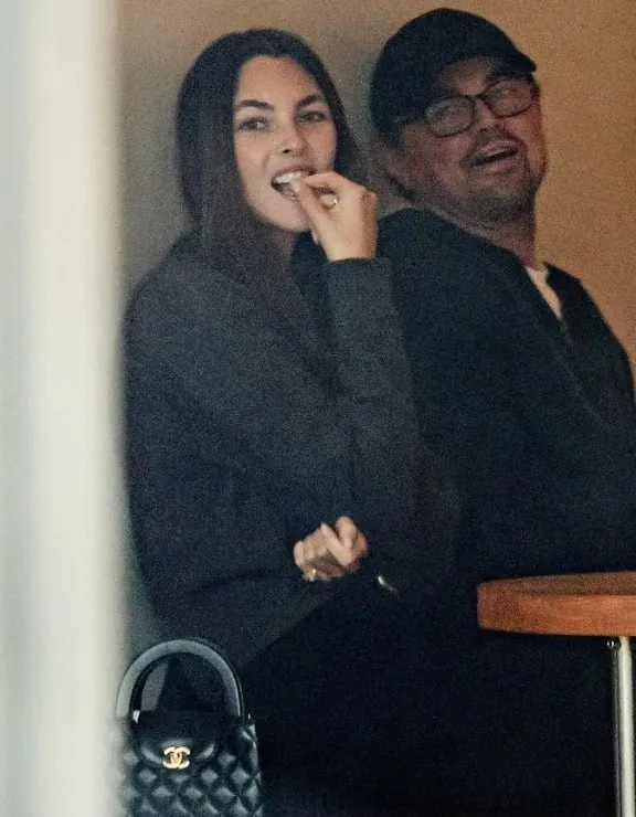 Leonardo DiCaprio, surprins la cumpărături de Crăciun alături de un supermodel de 27 de ani