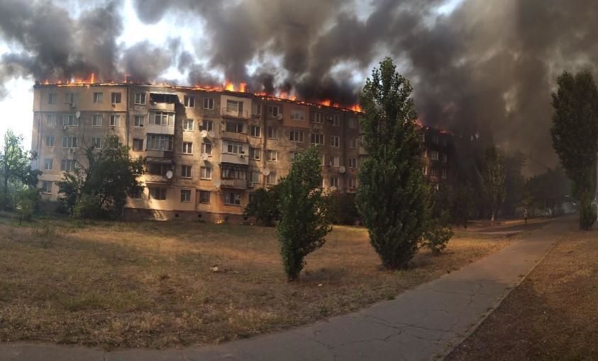 Горит крыша жилого дома