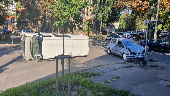В Кишиневе в результате сильного удара перевернулся микроавтобус