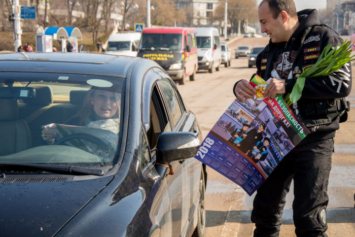 В центре Тирасполя байкеры и инспекторы ГАИ поздравили автоледи