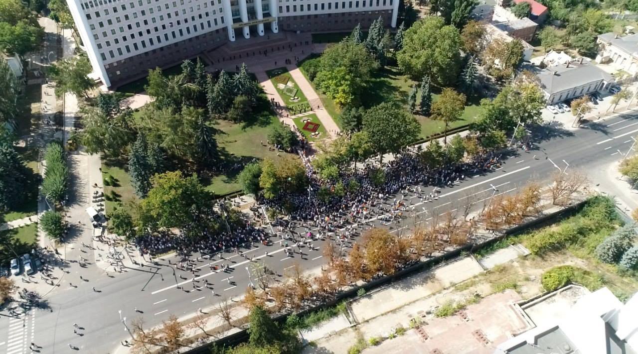 Confuzie la protestul organizat de opoziție. Doar câteva sute de oameni au venit în fața Parlamentului