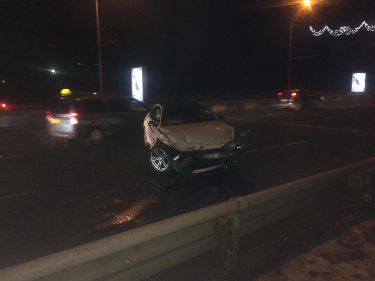 Impact violent în capitală:Un şofer, transportat la spital după ce maşina pe care o conducea s-a tamponat cu un alt vehicul