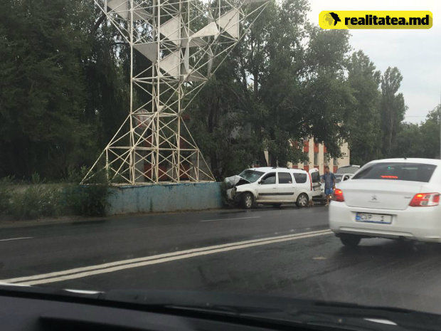 Автомобиль врезался в бетонную опору на въезде в Кишинев