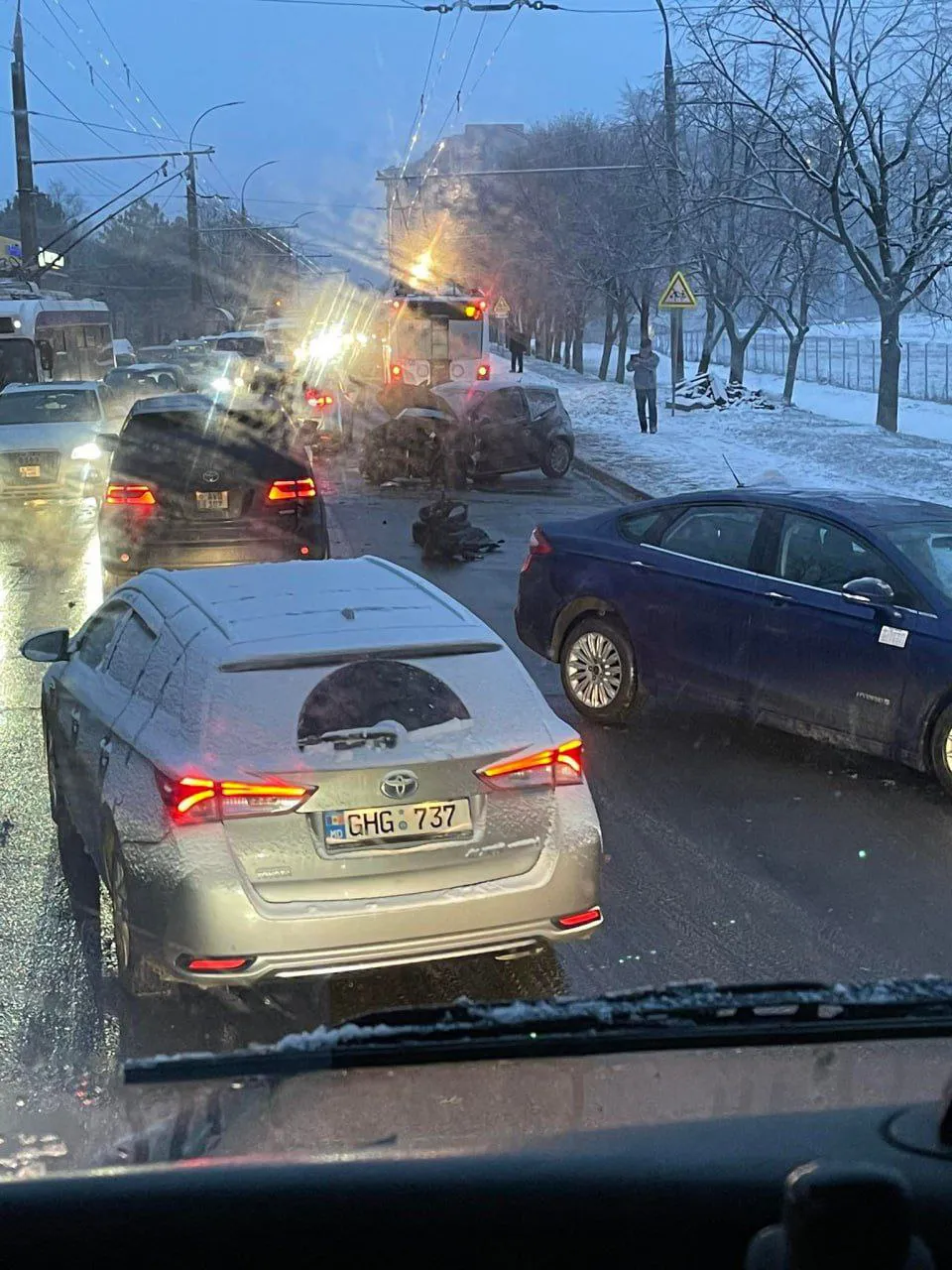 Цепная авария на Ботанике: столкнулись два автомобиля и троллейбус